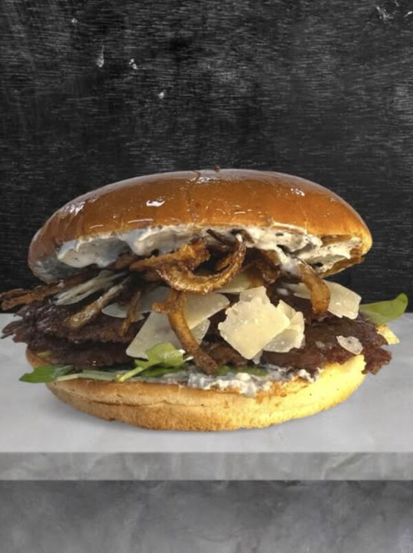Burger aux oignons frits et copeaux de parmesan