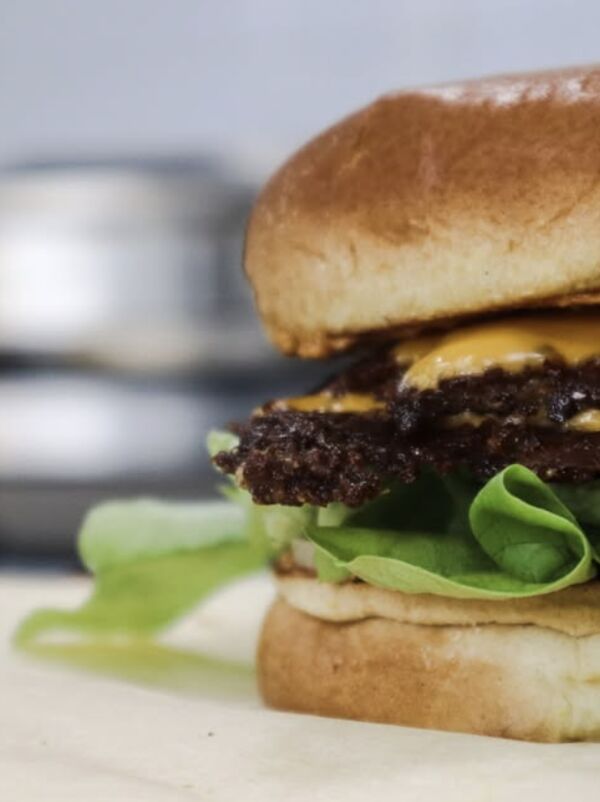 Smash burger au cheddar et salade